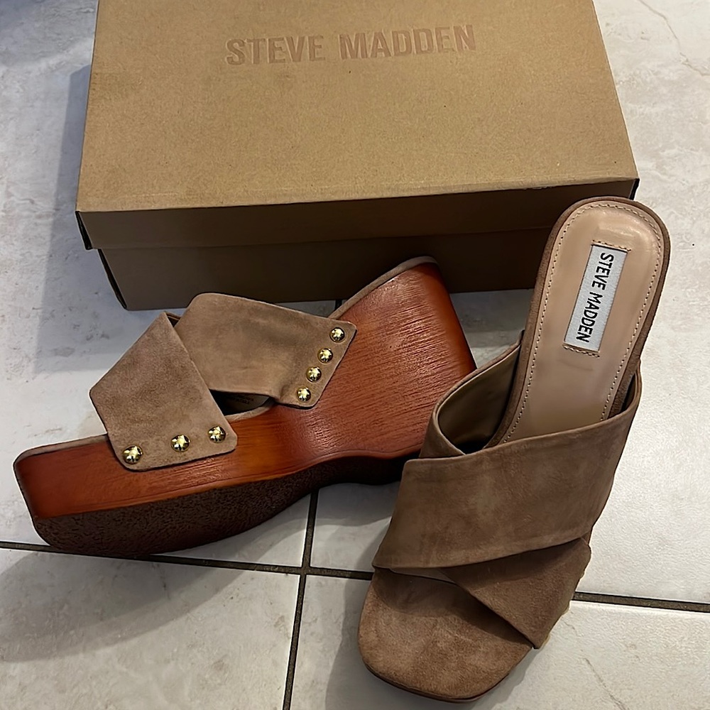 Level up Crossover strap Stud detail Open toe Platform sole High wedge heel